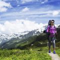 Kulinarische Genüsse auf Frühlingstouren: Regionale Spezialitäten in Berghütten