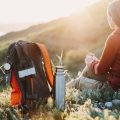 Die richtige Ausrüstung für Wanderungen im Hochsommer: Was muss in den Rucksack?