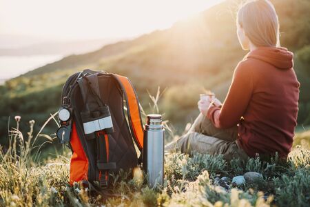 Die richtige Ausrüstung für Wanderungen im Hochsommer: Was muss in den Rucksack?