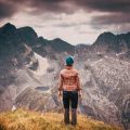 Sonnenschutz beim Wandern: Hut, Sonnenbrille, Kleidung und Sonnencreme