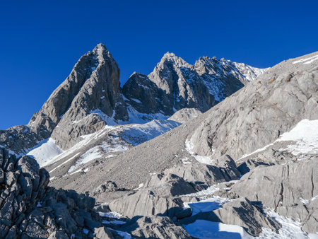 Vollmondwanderungen in den Alpen: Planung, Ausrüstung und kulturelle Bräuche