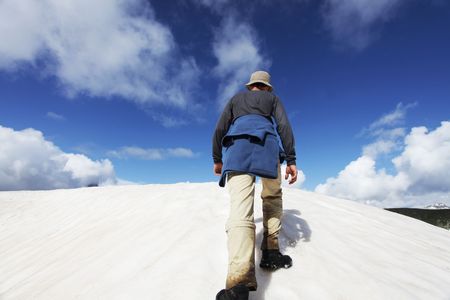 Schneeschuhe oder Spikes? Die richtige Ausrüstung für verschiedene Bedingungen