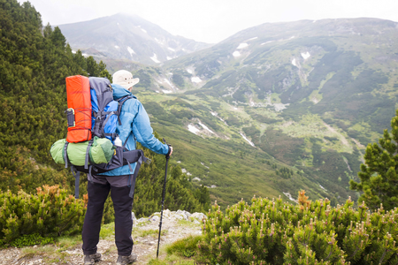 Die besten Wanderschuhe für Alpenwanderungen: Anforderungen, Auswahl und Pflegetipps